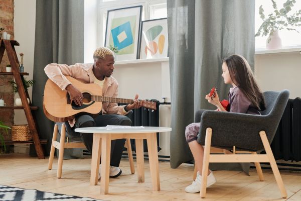 Les avantages des cours particuliers de guitare à Toulon
